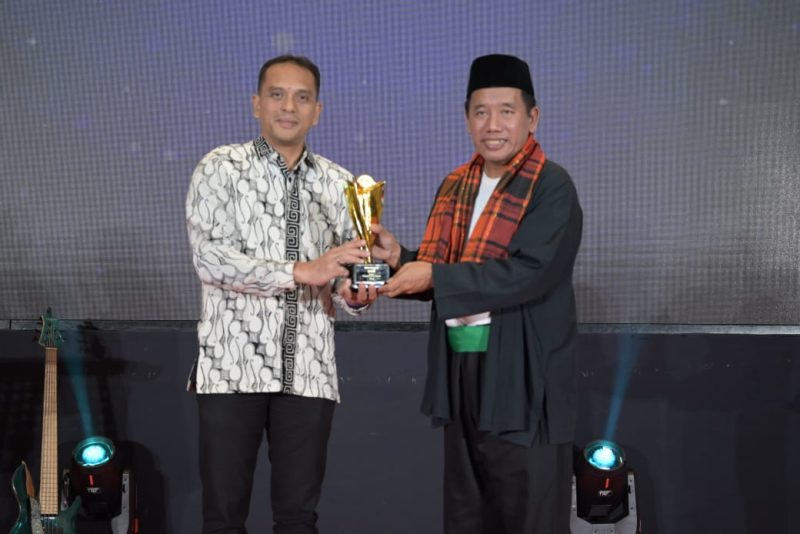 Mewakili Direktur Utama PLN Darmawan Prasodjo, Executive Vice President Komunikasi Korporat dan TJSL PLN, Gregorius Adi Trianto (kiri) ketika memperoleh penghargaan dengan kategori Perusahaan Pendukung Media Lokal dari Pemimpin Redaksi suara.com, Suwarjono (kanan) dalam ajang Local Media Summit (LMS) 2024.