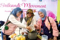 Srikandi PLN melakukan edukasi pembuatan produk minuman untuk dijual kepada salah satu anggota Komunitas Srikandi Berdaya Pondok Ranggon, Jakarta Timur.