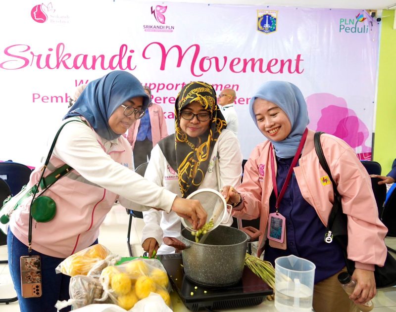 Srikandi PLN melakukan edukasi pembuatan produk minuman untuk dijual kepada salah satu anggota Komunitas Srikandi Berdaya Pondok Ranggon, Jakarta Timur.