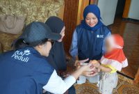 Petugas PLN membagikan telur gratis kepada salah satu anak terindikasi stunting di Desa Karangkates, Kabupaten Malang (10/10) dalam Program Zero Stunting Eggcellent. Guna memperbaiki asupan gizi, sebanyak 250 anak terindikasi stunting secara kontinyu selama 6 bulan akan diberikan telur gratis yang merupakan hasil budi daya ayam petelur pemberian PLN.