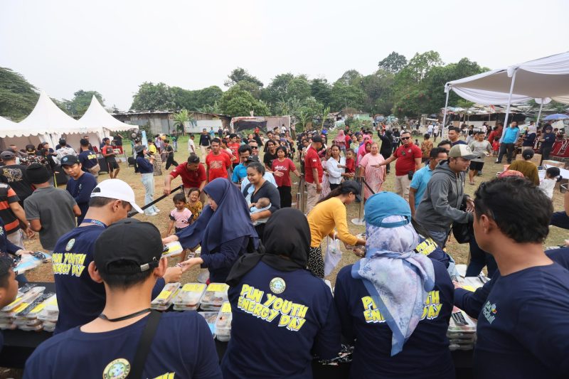 Antusiasme warga Kampung Pemulung, Jurang Mangu Timur, Tangerang Selatan saat mengikuti kegiatan PLN Youth Energy Day pada Rabu, (16/10). Dalam kegiatan yang dilaksanakan di Lapangan Sepak Bola Kampung Pemulung Jurang Mangu Timur ini, PLN melakukan penyerahan bantuan pendidikan, pemeriksaan kesehatan gratis dan pemberian obat-obatan, serta pemberian makan siang gratis kepada 700 warga di lokasi tersebut. / foto ist