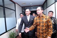 Menteri Transmigrasi Muhammad Iftitah Sulaiman Suryanagara didampingi Wakil Menteri Transmigrasi Viva Yoga Mauladi menerima Kunjungan Menko Infrasturktur dan Pembangunan Kewilayahan Agus Harimurti Yudhoyono di Kantor Transmigrasi, Selasa (22/10/2024). Dalam kunjungannya Agus Harimurti Yudhoyono menginventarisir permasalahan yang dihadapi Kementerian Transmigrasi serta meninjau Ruang Kerja pegawai Transmigrasi.

Dok. Sigit Purwanto/Humas