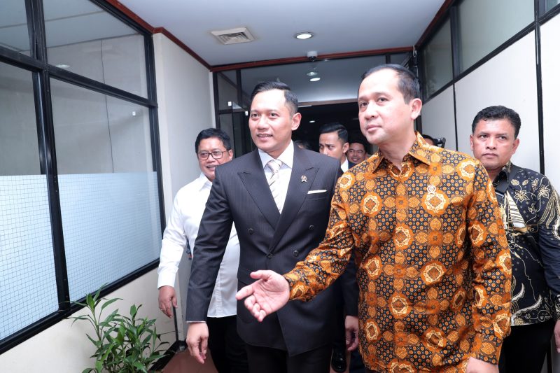 Menteri Transmigrasi Muhammad Iftitah Sulaiman Suryanagara didampingi Wakil Menteri Transmigrasi Viva Yoga Mauladi menerima Kunjungan Menko Infrasturktur dan Pembangunan Kewilayahan Agus Harimurti Yudhoyono di Kantor Transmigrasi, Selasa (22/10/2024). Dalam kunjungannya Agus Harimurti Yudhoyono menginventarisir permasalahan yang dihadapi Kementerian Transmigrasi serta meninjau Ruang Kerja pegawai Transmigrasi.

Dok. Sigit Purwanto/Humas