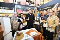 Keterangan Foto 3 : JAKARTA - Maman Abdurrahman Menteri Usaha Mikro, Kecil, dan Menengah (UMKM) bersama Nicke Widyawati Direktur Utama Pertamina mengunjungi salah satu booth UMKM di Pameran Retail Nasional Pertamina SMEXPO 2024 yang tengah digelar di Kota Kasablanka, Jakarta, pada 22-27 Oktober 2024.