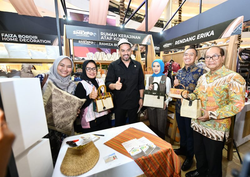 Keterangan Foto 3 : JAKARTA - Maman Abdurrahman Menteri Usaha Mikro, Kecil, dan Menengah (UMKM) bersama Nicke Widyawati Direktur Utama Pertamina mengunjungi salah satu booth UMKM di Pameran Retail Nasional Pertamina SMEXPO 2024 yang tengah digelar di Kota Kasablanka, Jakarta, pada 22-27 Oktober 2024.