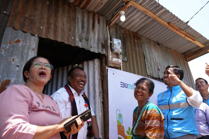 Nelci Tana Tabun (ketiga dari kiri), warga Kelurahan Belo, Kupang, Nusa Tenggara Timur (NTT), tampak sangat bahagia setelah mendapat bantuan pasang baru listrik gratis dari program Light Up The Dream. Penyalaan listrik secara simbolis ini dilakukan oleh General Manager PLN Unit Induk Wilayah NTT, F. Eko Sulistyono (kedua dari kanan) dan Camat Maulafa, Matheus A.B. Heru Da Costa (kedua dari kiri) pada (23/10).