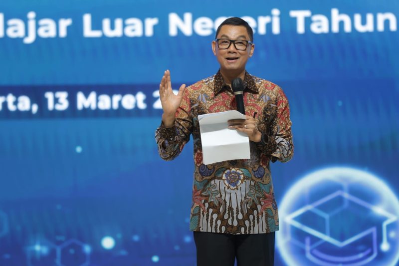 Direktur Utama PLN, Darmawan Prasodjo ketika memberikan arahan pada ratusan pegawai PLN yang mengikuti program tugas belajar ke luar negeri pada Maret 2024. Dirinya menegaskan keseriusan PLN dalam mengembangkan SDM yang kompeten dan terlatih di bidang EBT.