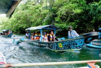 Perahu listrik konversi yang diberikan PLN pada program eco tourism dimanfaatkan oleh pengelola, untuk mobilisasi pengunjung ke area  Green Canyon.