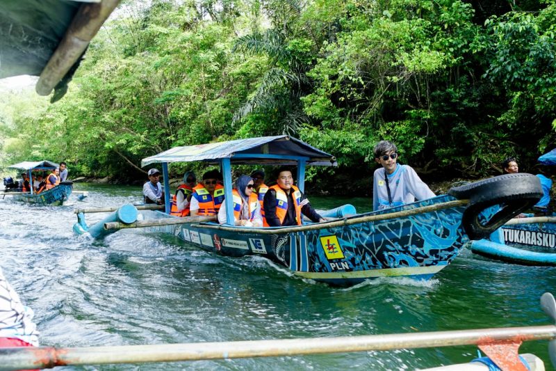 Perahu listrik konversi yang diberikan PLN pada program eco tourism dimanfaatkan oleh pengelola, untuk mobilisasi pengunjung ke area  Green Canyon.