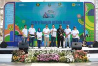 Penyerahan Rekor Muri Konvoi Motor Listrik Terbanyak oleh Senior Customer Relation Manager MURI, Andre Purwandono (tiga dari kanan) kepada General Manager PLN UID Jawa Timur, Ahmad Mustaqir (empat dari kanan) dan Pejabat Gubernur Jawa Timur, Adhy Karyono (empat dari kiri) beserta Pejabat Sementara (Pjs) Wali Kota Surabaya, Restu Novi Widiani (tiga dari kiri) pada Jumat (25/10).