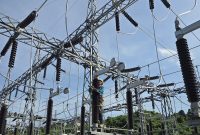 Petugas PLN tengah mengecek kesiapan Gardu Induk bertegangan 150 kilovolt (kV) yang akan memasok operasional smelter milik Antam di Kolaka, Sulawesi Tenggara.