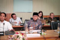 Jakarta - Menteri Desa dan Pembangunan Daerah Tertinggal melakukan Rapat Koordinasi yang dipimpin oleh Menteri Koordinator (Menko) Bidang Pangan. Dan juga diikuti oleh; Wakil Menteri Pertanian, Menteri Lingkungan Hidup dan Kehutanan, Menteri Kelautan dan Perikanan, Kepala Badan Pangan Nasional, Kepala Badan Gizi Nasional. 

Pertemuan yang berlangsung di Kementerian KLHK pada Selasa (29/10/2024) itu membahas tentang kolaborasi antar K/L dalam melakukan percepatan Swasembada Pangan di 2028 sesuai arahan Presiden Prabowo Subianto.

Foto: Sigit/Humas