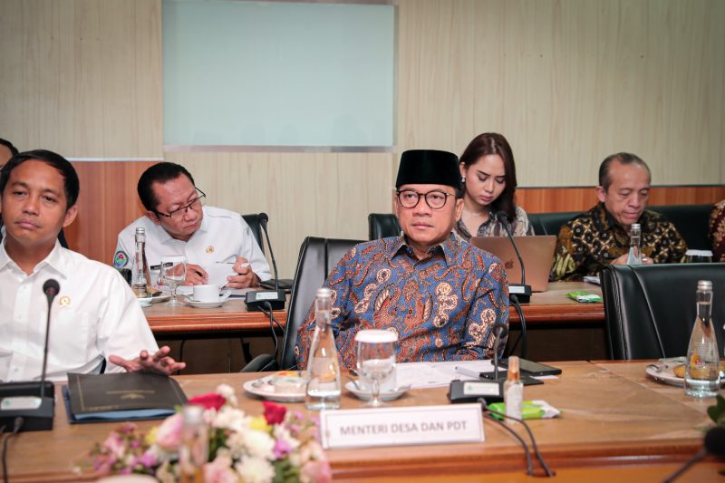 Jakarta - Menteri Desa dan Pembangunan Daerah Tertinggal melakukan Rapat Koordinasi yang dipimpin oleh Menteri Koordinator (Menko) Bidang Pangan. Dan juga diikuti oleh; Wakil Menteri Pertanian, Menteri Lingkungan Hidup dan Kehutanan, Menteri Kelautan dan Perikanan, Kepala Badan Pangan Nasional, Kepala Badan Gizi Nasional. 

Pertemuan yang berlangsung di Kementerian KLHK pada Selasa (29/10/2024) itu membahas tentang kolaborasi antar K/L dalam melakukan percepatan Swasembada Pangan di 2028 sesuai arahan Presiden Prabowo Subianto.

Foto: Sigit/Humas