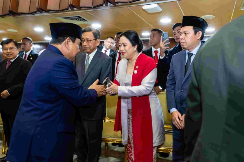 Ketua DPR RI Dr. (H.C) Puan Maharani saat berjabat tangan dan memberikan selamat kepada Prabowo Subianto sebagai Presiden RI / foto ist