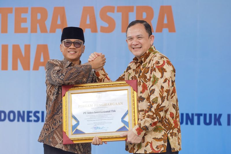 Menteri Desa dan Pembangunan Daerah Tertinggal Republik Indonesia Yandri Susanto (kiri) memberikan piagam penghargaan kepada Astra atas pendampingan dan pembinaan masyarakat desa melalui program Desa Sejahtera Astra untuk peningkatan ekonomi berbasis produk unggulan desa yang diterima oleh Chief of Corporate Affairs Astra Riza Deliansyah (kanan) (5/11).