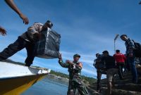 Personel kepolisian dan TNI AD serta warga menaikkan logistik Pemilu 2024 yang telah dibungkus plastik ke atas perahu untuk didistribusikan ke Pulau Saponda Laut, Kecamatan Soropia, Kabupaten Konawe, Sulawesi Tenggara, Senin (12/2/2024). Perahu menjadi transportasi utama untuk menghubungkan dua desa di Pulau Saponda Laut dengan jarak tempuh sekitar dua jam. ANTARA FOTO/Jojon/tom.