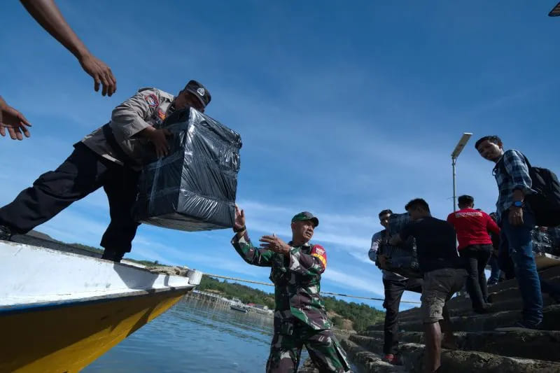 Personel kepolisian dan TNI AD serta warga menaikkan logistik Pemilu 2024 yang telah dibungkus plastik ke atas perahu untuk didistribusikan ke Pulau Saponda Laut, Kecamatan Soropia, Kabupaten Konawe, Sulawesi Tenggara, Senin (12/2/2024). Perahu menjadi transportasi utama untuk menghubungkan dua desa di Pulau Saponda Laut dengan jarak tempuh sekitar dua jam. ANTARA FOTO/Jojon/tom.