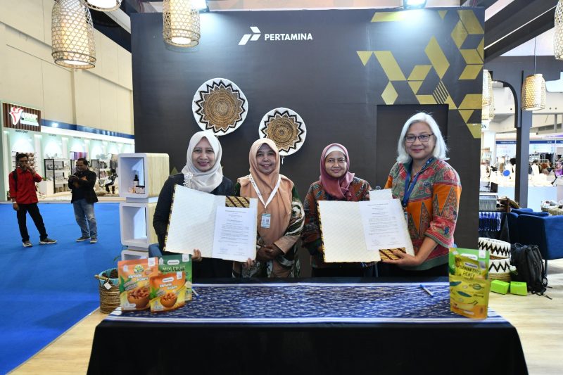 Keterangan Foto 1 : Produsen Produk Olahan Pisang yaitu Bananania saat memperoleh kesepakatan pembelian dari Buyer  Kanada pada Pameran Trade Expo Indonesia 2024 yang digelar di ICE BSD. Bananania sebagai salah satu UMKM pemberdayaan perempuan binaan Pertamina.