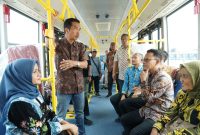 Jajaran Manajemen PLN UID Jakarta Raya beserta jajaran Direksi PT Bianglala Metropolitan ketika menumpangi bus listrik di Pool Bus Bianglala, Ciputat, Tangerang Selatan.