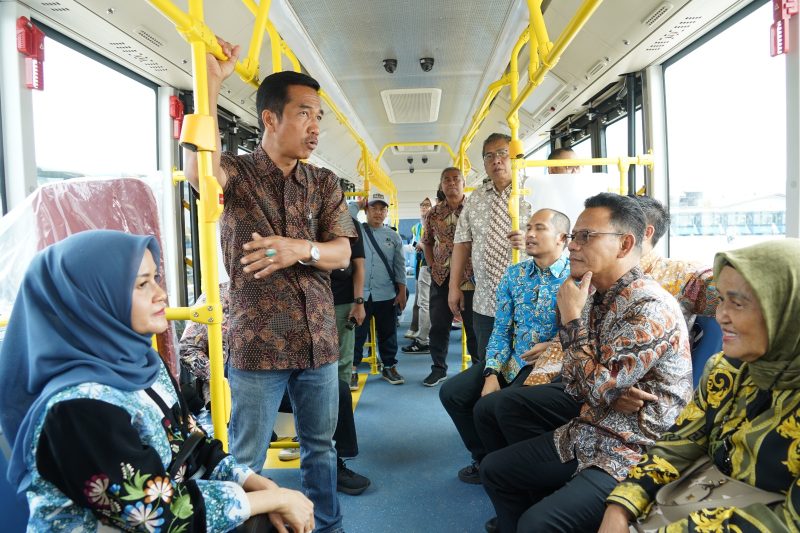 Jajaran Manajemen PLN UID Jakarta Raya beserta jajaran Direksi PT Bianglala Metropolitan ketika menumpangi bus listrik di Pool Bus Bianglala, Ciputat, Tangerang Selatan.