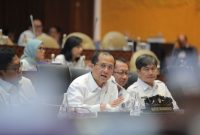 Jakarta - Menteri Transmigrasi (Mentrans) M Iftitah Sulaiman Suryanagara  Menteri Transmigrasi Iftitah Sulaiman, Wakil Menteri Transmigrasi Viva Yoga Mauladi, Sekjen Kemendes PDTT Taufik Madjid, mengikuti Rapat Kerja Komisi V DPR di Gedung Parlemen, Senayan, Jakarta, Selasa (05/11/2024). Agenda rapat ini realisasi anggaran dan tindak lanjut hasil pemeriksaan sementara BPK RI

Foto: Angga/Humas