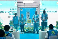 Peresmian One Stop EV Charging Station di Kawasan Strategis Jalan Surapati, Bandung, Jawa Barat oleh Direktur Distribusi PLN, Adi Priyanto (kiri), Kepala Dinas ESDM Provinsi Jawa Barat, Ai Saadiyah Dwidaningsih (kedua dari kiri), GM PLN UID Jabar Agung Murdifi (kedua dari kanan), dan EVP Operasi Distribusi Jamali, Mochamad Soffin Hadi (kanan) pada Sabtu, (2/11).