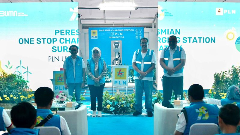 Peresmian One Stop EV Charging Station di Kawasan Strategis Jalan Surapati, Bandung, Jawa Barat oleh Direktur Distribusi PLN, Adi Priyanto (kiri), Kepala Dinas ESDM Provinsi Jawa Barat, Ai Saadiyah Dwidaningsih (kedua dari kiri), GM PLN UID Jabar Agung Murdifi (kedua dari kanan), dan EVP Operasi Distribusi Jamali, Mochamad Soffin Hadi (kanan) pada Sabtu, (2/11).