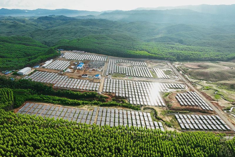 Pembangkit Listrik Tenaga Surya (PLTS) yang berdiri di atas lahan 80 hektare di Ibu Kota Nusantara (IKN) menjadi salah satu proyek kolaborasi yang berhasil dibawa PLN dari Konferensi United Nations Framework Convention on Climate Change ke-28 (COP28) di Dubai, Uni Emirat Arab (UEA) tahun lalu. PLTS ini memasok listrik hijau ke IKN dan diproyeksikan akan mencapai kapasitas maksimum 50 megawatt (MW) di akhir 2024. Dalam proses pengembangannya, PLN melalui subholding PLN Nusantara Power bekerja sama dengan perusahaan energi asal Singapura, Sembcorp.