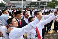 Keterangan Foto 3: Direktur Utama Pertamina, Simon Aloysius Mantiri, bersama Perwira Pertamina, di sela kegiatan setelah upacara Bendera Hari Pahlawan, di Jakarta, 10 November 2024