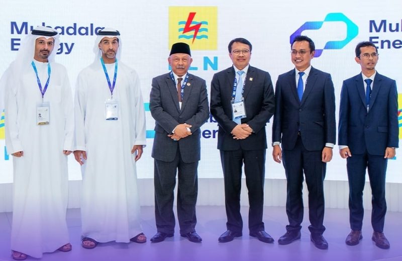 Kolaborasi antara PLN Energi Primer Indonesia Mubadala Energy dalam utilisasi dan pengembangan infrastruktur gas bumi dari Blok Andaman Selatan. Duta Besar Republik Indonesia untuk Uni Emirat Arab, Husin Bagis (ketiga dari kiri), Direktur Utama PLN Energi Primer Indonesia Iwan Agung Firstantara (ketiga dari kanan), CEO of Mubadala Energy, Mansoor Al Hamed (kedua dari kiri), Direktur Gas dan BBM PLN Energi Primer Indonesia, Rakhmad Dewanto (kedua dari kanan), President Director Mubadala Energy Indonesia, Abdulla Bu Ali (kiri) dan Kepala Satuan Perencanaan Korporat PLN Energi Primer Indonesia, Wirawan (kanan).