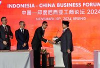 Penandatanganan MoU Antara PLN dengan Huawei dan SDIC di ICBF di Beijing, China merupakan wujud konkret kerja sama global antara Indonesia dan China dalam rangka mewujudkan swasembada energi berkelanjutan di Indonesia. Keterangan foto: Presiden RI, Prabowo Subianto (kanan), Direktur Utama PLN, Darmawan Prasodjo (kedua dari kanan), Director and General Manager SDIC, Yu Haimiao (kedua dari kiri), dan CEO Huawei Indonesia, Guo Hailong (kiri).