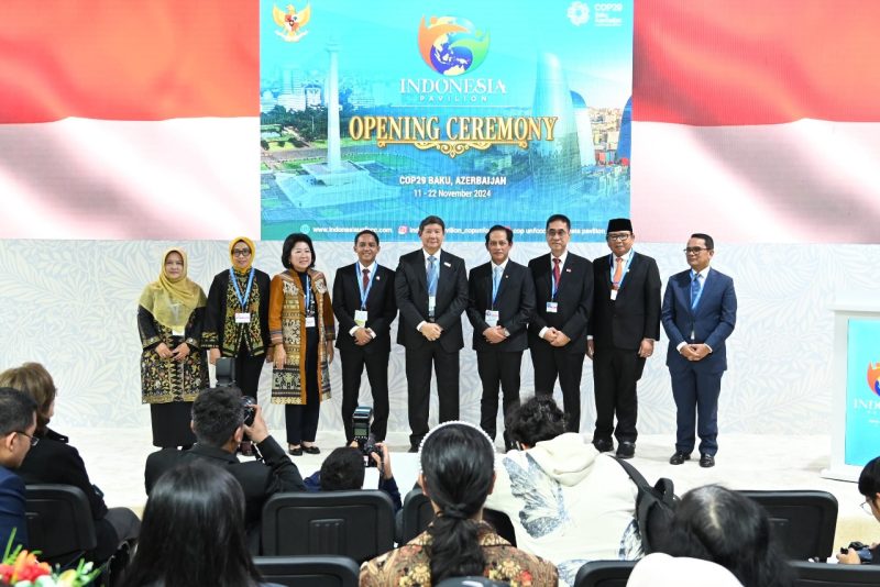 Keterangan Foto 1: Utusan Khusus Untuk Energi dan Lingkungan Hidup Hashim S Djojohadikusumo bersama Menteri Kehutanan Raja Juli Antoni, Menteri Lingkungan Hidup dan Kepala Badan Pengendalian Lingkungan Hidup Hanif Faisol Nurofiq serta delegasi Indonesia berfoto bersama usai melakukan pembukaan Paviliun Indonesia pada acara Conference of the Parties (COP) ke-29 dengan tema besar “In Solidarity for a Green World” yang diselenggarakan di Baku Olympic Stadium, Azerbaijan, Senin (11/11/2024).

