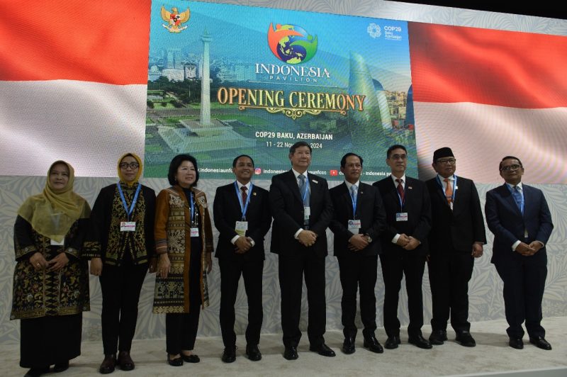 Utusan Khusus Presiden Republik Indonesia untuk kegiatan Konferensi Perubahan Iklim PBB ke-29 (COP29 UNFCCC), Hashim Djojohadikusumo (tengah), Menteri Lingkungan Hidup, Hanif Faisol Nurofiq (keempat dari kanan), Menteri Kehutanan, Raja Juli Antoni (keempat dari kiri), Utusan Khusus Presiden Bidang Perdagangan Internasional dan Kerja Sama Multilateral, Mari Elka Pangestu (ketiga dari kiri), Direktur Jenderal Pengendalian Perubahan Iklim Kementerian Lingkungan Hidup, Laksmi Dhewanthi (kiri), Direktur Jenderal Energi Baru Terbarukan dan Konservasi Energi Kementerian ESDM, Eniya Listiani Dewi (kedua dari kiri), Direktur Jenderal Kerjasama Multilateral Kementerian Luar Negeri, Tri Tharyat (kanan), Komisaris Utama PLN, Burhanuddin Abdullah (kedua dari kanan) dan Penanggung Jawab Paviliun Indonesia Agus Justianto (ketiga dari kanan) ketika menghadiri pembukaan Paviliun Indonesia dalam Conference of the Parties (COP) ke-29 yang digelar di Baku, Azerbaijan, pada 11 November 2024.