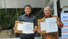 Keterangan Foto: Penandatanganan komitmen bersama tentang Rehabilitasi Hutan dan Lahan Serta Pengabdian kepada Masyarakat di Pesisir Pantai Utara Jawa Barat oleh Kepala Dinas Kehutanan Jawa Barat, Dodit Ardian Pancapana, dan Senior Manager Relations Pertamina Subholding Upstream Regional Jawa, Agus Suprijanto.