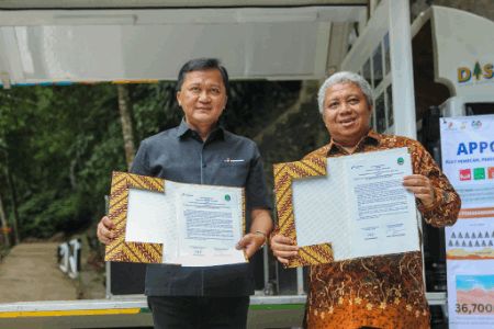 Keterangan Foto: Penandatanganan komitmen bersama tentang Rehabilitasi Hutan dan Lahan Serta Pengabdian kepada Masyarakat di Pesisir Pantai Utara Jawa Barat oleh Kepala Dinas Kehutanan Jawa Barat, Dodit Ardian Pancapana, dan Senior Manager Relations Pertamina Subholding Upstream Regional Jawa, Agus Suprijanto.