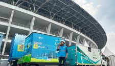 Petugas PLN bersiaga mengamankan pasokan listrik saat pertandingan Kualifikasi Piala Dunia 2026 antara Indonesia melawan Arab Saudi di Stadion Utama Gelora Bung Karno, Jakarta (19/11).