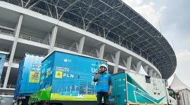 Petugas PLN bersiaga mengamankan pasokan listrik saat pertandingan Kualifikasi Piala Dunia 2026 antara Indonesia melawan Arab Saudi di Stadion Utama Gelora Bung Karno, Jakarta (19/11).