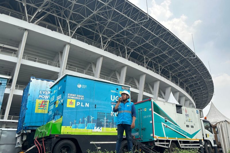 Petugas PLN bersiaga mengamankan pasokan listrik saat pertandingan Kualifikasi Piala Dunia 2026 antara Indonesia melawan Arab Saudi di Stadion Utama Gelora Bung Karno, Jakarta (19/11).