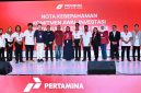 Keterangan Foto 2: Peserta Inovator Muda Pertamuda Seed and Scale terpilih bersama Investor usai melakukan penandatanganan nota kesepahaman komitmen awal investasi, yang berlangsung di Surabaya, Rabu (20/11/2024).