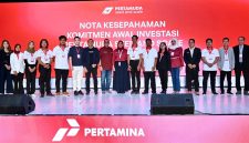 Keterangan Foto 2: Peserta Inovator Muda Pertamuda Seed and Scale terpilih bersama Investor usai melakukan penandatanganan nota kesepahaman komitmen awal investasi, yang berlangsung di Surabaya, Rabu (20/11/2024).