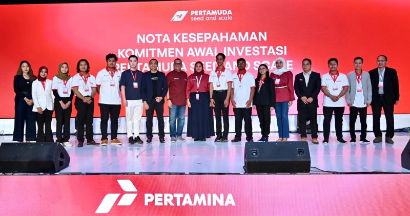 Keterangan Foto 2: Peserta Inovator Muda Pertamuda Seed and Scale terpilih bersama Investor usai melakukan penandatanganan nota kesepahaman komitmen awal investasi, yang berlangsung di Surabaya, Rabu (20/11/2024).