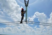 Pekerja sedang melakukan final check insulator yang terpasang pada SUTT 150 kV Kendawangan - Sukamara