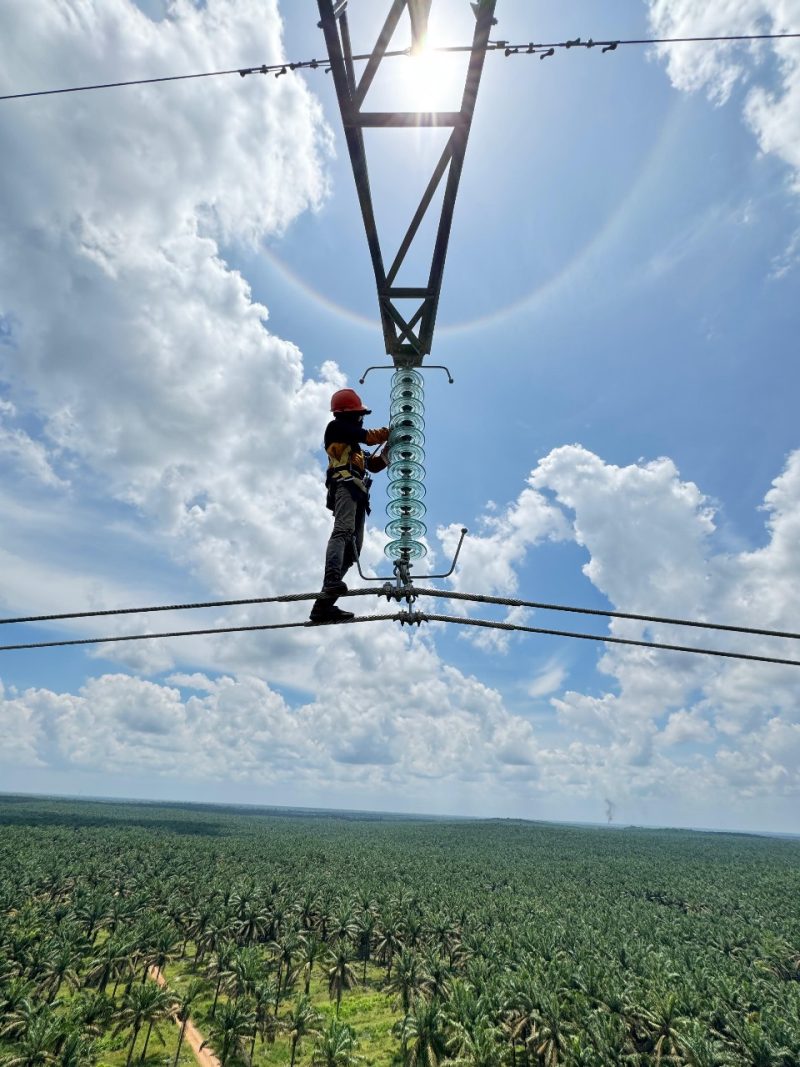 Pekerja sedang melakukan final check insulator yang terpasang pada SUTT 150 kV Kendawangan - Sukamara