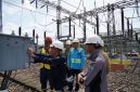 Petugas PLN ketika melaksanakan Uji Comissioning sebelum memberikan tegangan perdana pada SUTT 150 kV Lubuk Linggau - Tebing Tinggi.