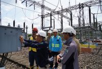 Petugas PLN ketika melaksanakan Uji Comissioning sebelum memberikan tegangan perdana pada SUTT 150 kV Lubuk Linggau - Tebing Tinggi.