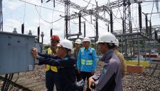 Petugas PLN ketika melaksanakan Uji Comissioning sebelum memberikan tegangan perdana pada SUTT 150 kV Lubuk Linggau - Tebing Tinggi.