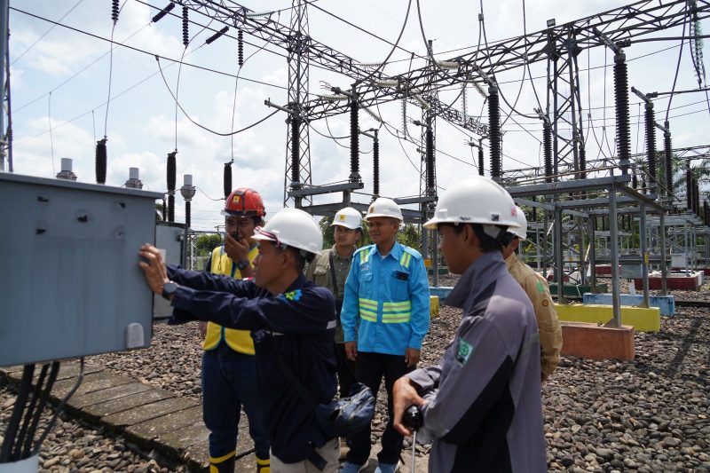 Petugas PLN ketika melaksanakan Uji Comissioning sebelum memberikan tegangan perdana pada SUTT 150 kV Lubuk Linggau - Tebing Tinggi.