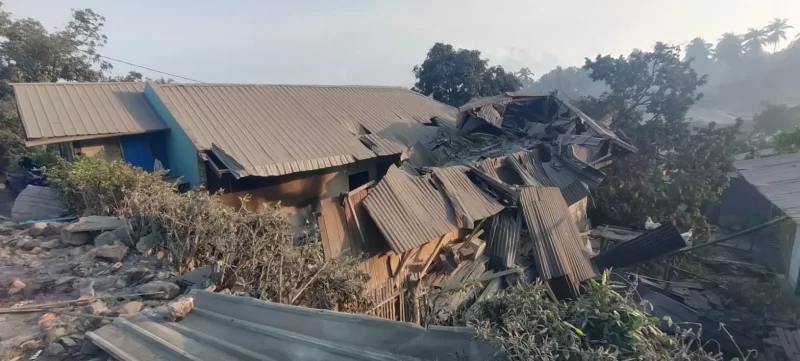 Foto : Situasi pascaerupsi gunungapi Lewotobi Laki-laki di Kabupaten Flores Timur, Provinsi Nusa Tenggara Timur, pada Minggu dini hari (3/11). (BPBD Kabupaten Flores Timur)