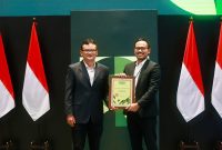 Penyerahan penghargaan Investing on Climate Editor’s Choice Award 2024 pada Rabu (04/12) oleh Managing Director Investing on Climate, Ardian T. Gesuri (kiri) kepada Vice President Komunikasi Korporat PLN, Grahita Muhammad (kanan). Tiga penghargaan yang diraih PLN adalah kategori Renewable Energy Investment, Best Literacy for Climate Resilience dan Inspirational Figures In Environmental and Social Sustainability yang diberikan kepada Direktur Utama PLN, Darmawan Prasodjo.