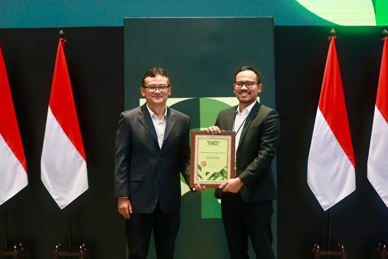 Penyerahan penghargaan Investing on Climate Editor’s Choice Award 2024 pada Rabu (04/12) oleh Managing Director Investing on Climate, Ardian T. Gesuri (kiri) kepada Vice President Komunikasi Korporat PLN, Grahita Muhammad (kanan). Tiga penghargaan yang diraih PLN adalah kategori Renewable Energy Investment, Best Literacy for Climate Resilience dan Inspirational Figures In Environmental and Social Sustainability yang diberikan kepada Direktur Utama PLN, Darmawan Prasodjo.